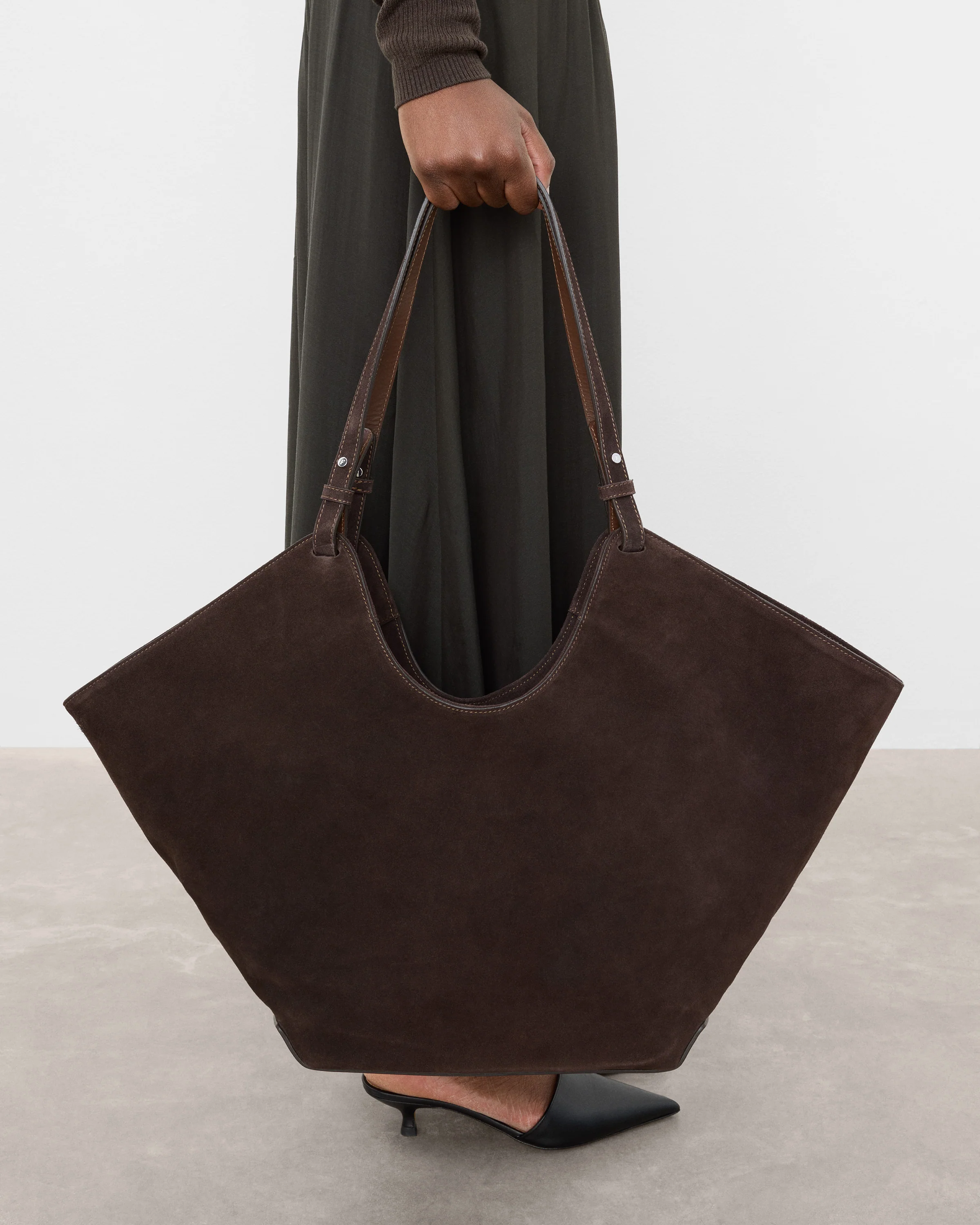 Dahlia Tote Bag Suede Chocolate - Image 2