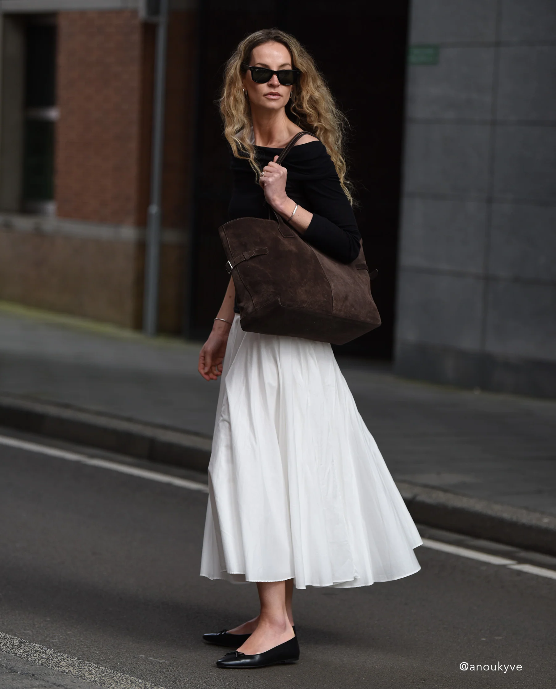 Lesley Tote Bag Suede Chocolate - Image 9